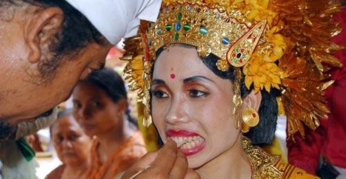 巴厘岛<em>少女</em>初潮需<em>幽禁</em> 净身仪式很隆重_巴厘岛