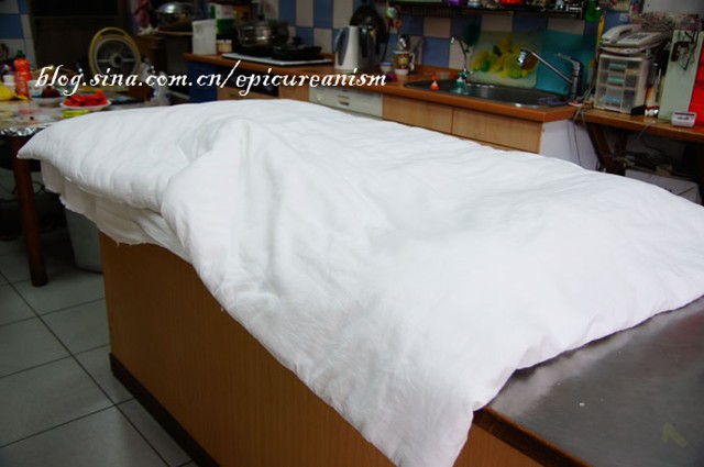 冬天睡觉的时候盖棉被往往要捂热才感觉暖和,为什么毛毯一盖上去就