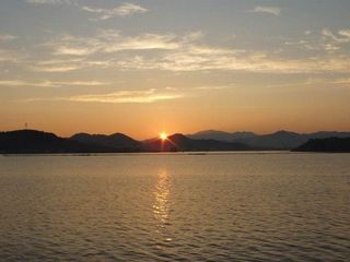黄昏中的湖泊