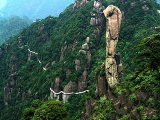 巨蟒出山
